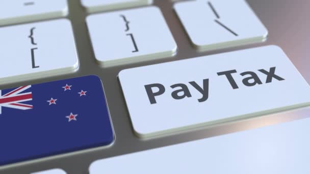 在计算机键盘上支付新西兰的纳税文本和国旗。税务相关概念 3d 动画 — 图库视频影像