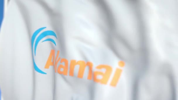 アカマイ・テクノロジーズのロゴが入ったフライングフラッグ、クローズアップ。エディトリアルループ可能な3Dアニメーション — ストック動画
