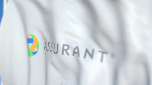 Bandeira voadora com logotipo Assurant, close-up. Editorial loopable animação 3D — Vídeo de Stock