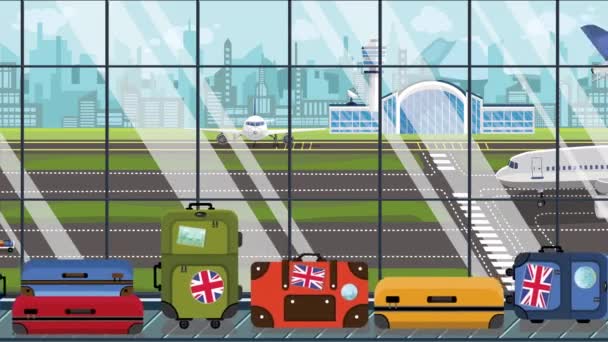 Koffer mit Aufklebern der britischen Flagge auf dem Gepäckband auf dem Flughafen. Britischer Tourismus im Zusammenhang mit lückenhaften Zeichentrickfilmen — Stockvideo