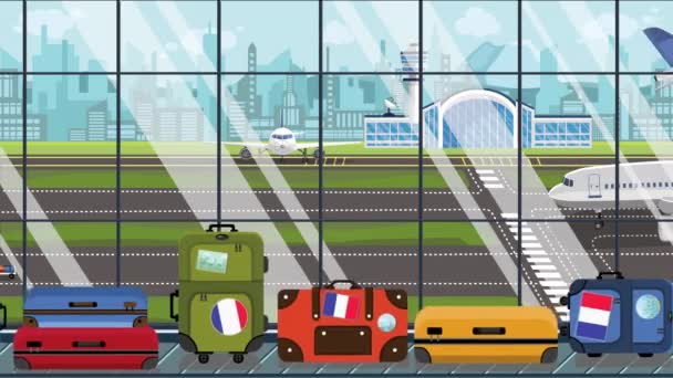 Kufry s Francií označí nálepky na kolotoči zavazadel na letišti. Francouzská Turistika, konceptuální animace — Stock video