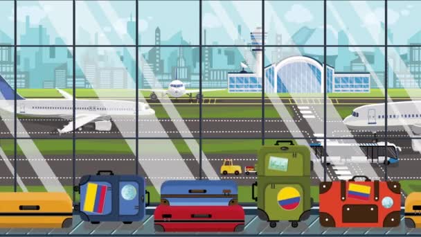 Valigie con adesivi bandiera colombiana sulla giostra bagagli in aeroporto. Turismo in Colombia cartoni animati concettuali loop — Video Stock