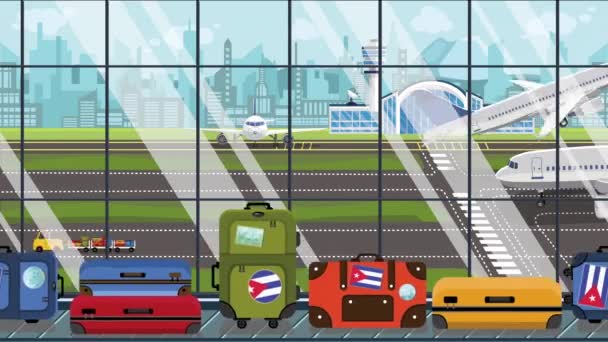 Valises avec autocollants du drapeau cubain sur le carrousel de bagages à l'aéroport. Tourisme à Cuba animation de dessin animé bouclable conceptuel — Video