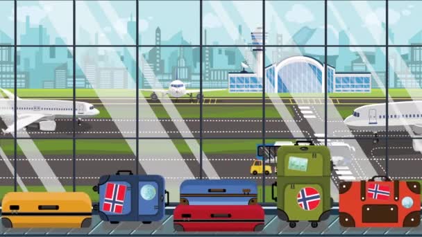 Equipaje con pegatinas de bandera noruega en el carrusel de equipaje en el aeropuerto. Turismo en Noruega animación conceptual de dibujos animados loopable — Vídeo de stock