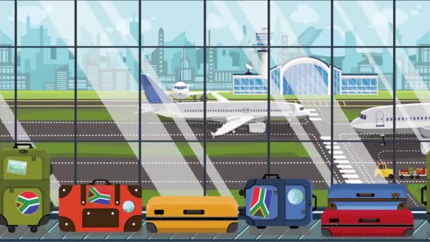 Koffer mit Fahnenaufklebern auf dem Gepäckband am Flughafen. Tourismus in Südafrika verwandte Schlupflöcher Cartoon-Animation — Stockvideo