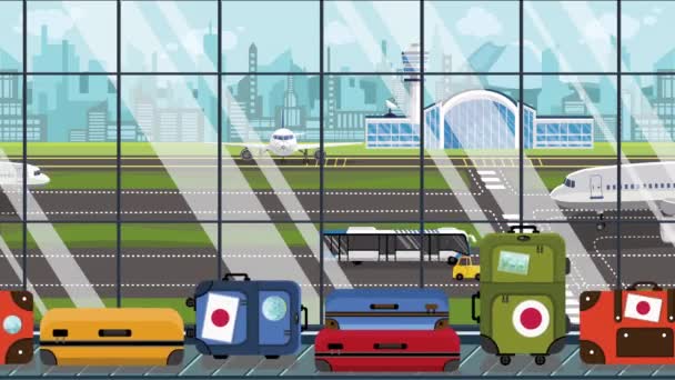 在机场旋转木马上贴有日本国旗贴纸的行李。旅行到日本相关可循环的卡通动画 — 图库视频影像