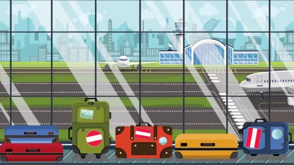 Walizki z austriackimi naklejkami flag na karuzeli bagażowej na lotnisku. Turystyka w Austrii konceptualna animacja kreskówek — Wideo stockowe