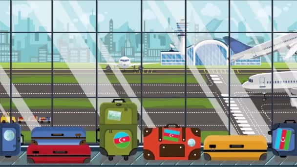 Koffer mit Aufklebern der Azerbaijani-Flagge auf dem Gepäckband des Flughafens. Reise nach Azerbaijan konzeptionelle Schlupflöcher Cartoon-Animation — Stockvideo