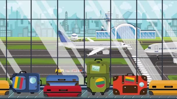 空港の手荷物カルーセルにリトアニアの旗のステッカーが付いているスーツケース。リトアニアの観光概念ループ可能な漫画のアニメーション — ストック動画