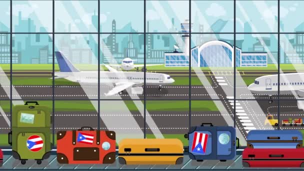 공항의 수하물 캐러셀에 푸에르토리코 플래그 스티커가 붙은 여행가방. 관광 관련 개념 적 반복 만화 애니메이션 — 비디오