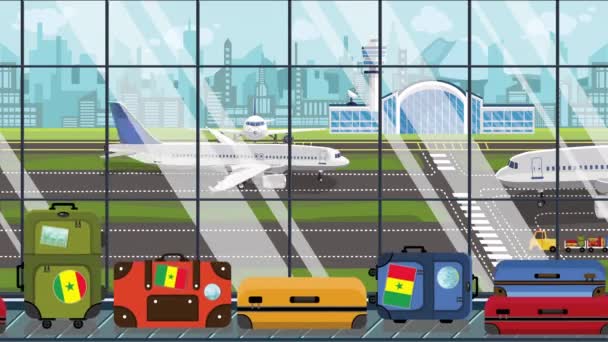 空港の手荷物カルーセルにセネガルの旗のステッカーが貼ったスーツケース。セネガルの概念的なループ可能な漫画のアニメーションへの旅 — ストック動画