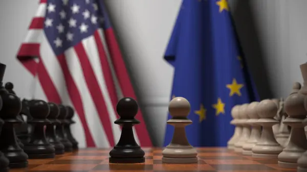 Drapeaux des États-Unis et de l'UE derrière l'échiquier. Le premier pion se déplace au début du jeu. Rivalité politique rendu 3D conceptuel — Photo