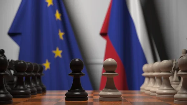 Bandiere dell'UE e della Russia dietro la scacchiera. Il primo pedone si muove all'inizio del gioco. Rivalità politica rendering concettuale 3D — Foto Stock
