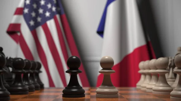 Banderas de Estados Unidos y Francia detrás del tablero de ajedrez. El primer peón se mueve al principio del juego. Rivalidad política representación 3D conceptual — Foto de Stock