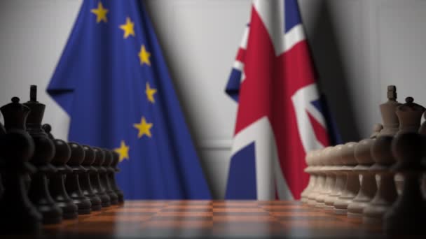 Satranç tahtasının arkasında Avrupa Birliği ve İngiltere bayrakları. İlk piyon oyunun başında hareket eder. Brexit ile ilgili kavramsal 3d animasyon — Stok video