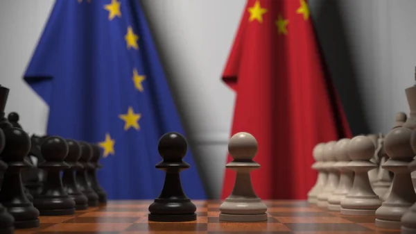 Drapeaux de l'UE et de la Chine derrière l'échiquier. Le premier pion se déplace au début du jeu. Rivalité politique rendu 3D conceptuel — Photo