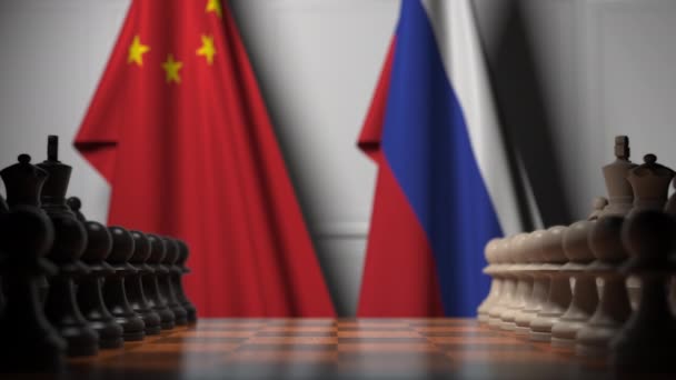 Banderas de China y Rusia detrás del tablero de ajedrez. El primer peón se mueve al principio del juego. Rivalidad política animación conceptual 3D — Vídeos de Stock