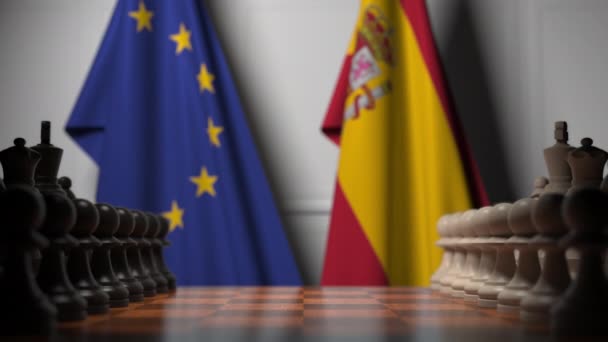 Drapeaux de l'UE et de l'Espagne derrière l'échiquier. Le premier pion se déplace au début du jeu. Rivalité politique animation 3D conceptuelle — Video