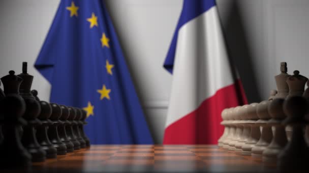 Bandiere dell'UE e della Francia dietro la scacchiera. Il primo pedone si muove all'inizio del gioco. Rivalità politica concettuale animazione 3D — Video Stock