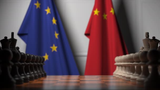 Vlaggen van de EU en China achter schaakbord. De eerste pion beweegt in het begin van het spel. Politieke rivaliteit conceptuele 3D-animatie — Stockvideo