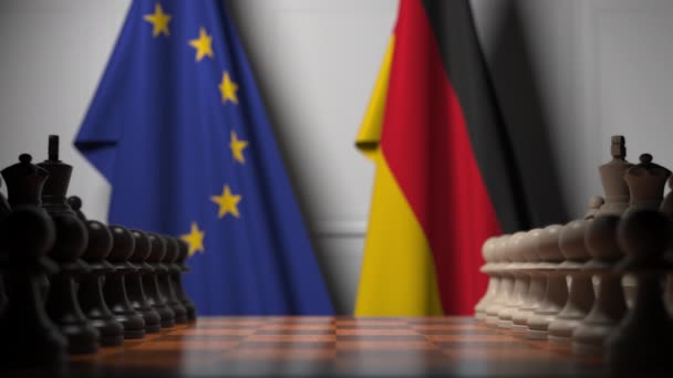 Vlaggen van de EU en Duitsland achter schaakbord. De eerste pion beweegt in het begin van het spel. Politieke rivaliteit conceptuele 3D-animatie — Stockvideo