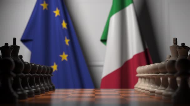 Bandiere dell'UE e dell'Italia dietro scacchiera. Il primo pedone si muove all'inizio del gioco. Rivalità politica concettuale animazione 3D — Video Stock