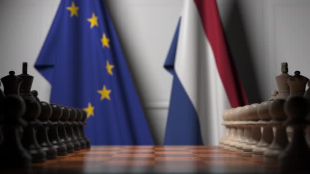 Drapeaux de l'UE et des Pays-Bas derrière l'échiquier. Le premier pion se déplace au début du jeu. Rivalité politique animation 3D conceptuelle — Video