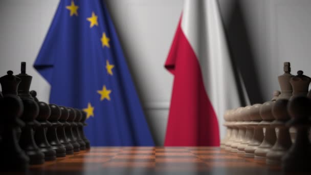 Vlaggen van de EU en Polen achter schaakbord. De eerste pion beweegt in het begin van het spel. Politieke rivaliteit conceptuele 3D-animatie — Stockvideo