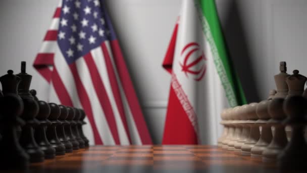 Drapeaux des États-Unis et de l'Iran derrière l'échiquier. Le premier pion se déplace au début du jeu. Rivalité politique animation 3D conceptuelle — Video