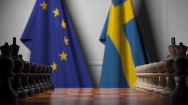 Bandiere dell'UE e della Svezia dietro la scacchiera. Il primo pedone si muove all'inizio del gioco. Rivalità politica concettuale animazione 3D — Video Stock