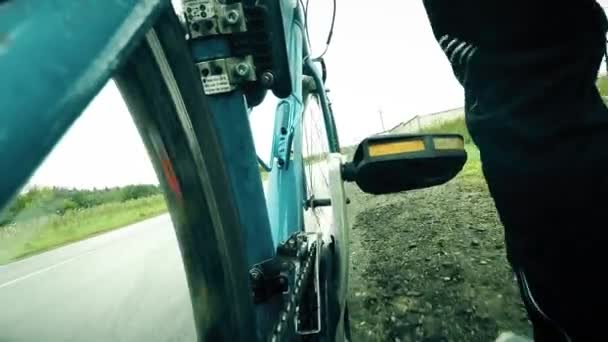 El hombre camina con su bicicleta a lo largo de la carretera rural, tiro de cerca — Vídeo de stock