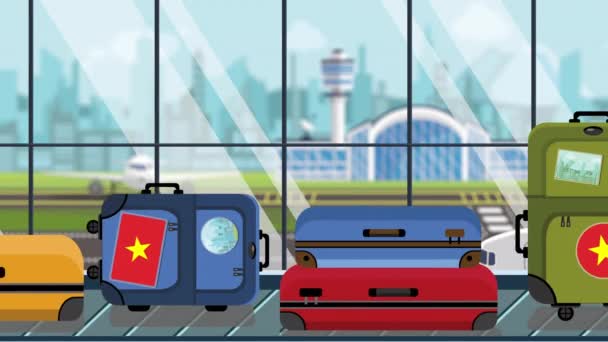 Koffers met Vietnamese vlag stickers op Bagage carrousel in luchthaven, close-up. Toerisme in Vietnam gerelateerde loop bare cartoon animatie — Stockvideo