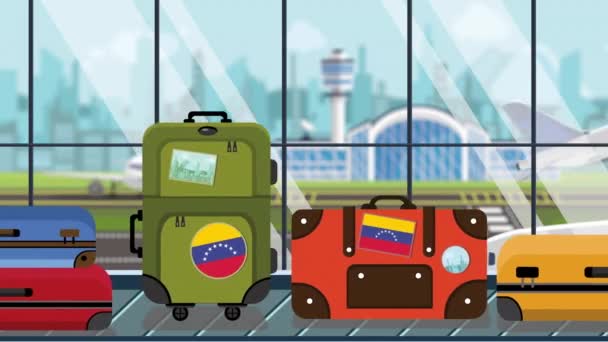 공항에서 수하물 회전 목마에 베네수엘라 국기 스티커가 있는 가방, 클로즈업. 베네수엘라 관광 관련 반복 만화 애니메이션 — 비디오