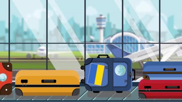Malas com adesivos de bandeira ucraniana no carrossel de bagagem no aeroporto, close-up. Turismo na Ucrânia relacionados animação de desenhos animados loopable — Vídeo de Stock
