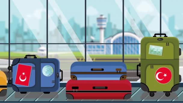 Maletas con pegatinas de bandera de Turquía en el carrusel de equipaje en el aeropuerto, primer plano. Turco turismo relacionado animación de dibujos animados loopable — Vídeos de Stock