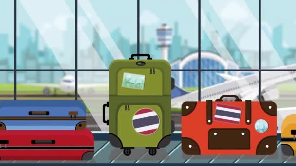 Koffers met Thaise vlag stickers op Bagage carrousel in luchthaven, close-up. Toerisme in Thailand gerelateerde loop bare cartoon animatie — Stockvideo