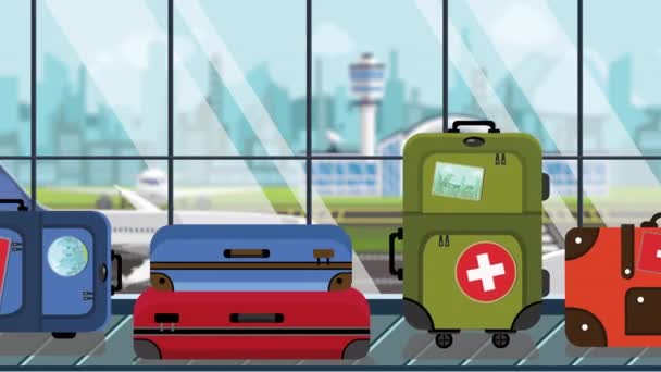 空港の手荷物カルーセルにスイス国旗のステッカーが貼ったスーツケース、クローズアップ。スイスの観光関連ループ可能な漫画のアニメーション — ストック動画