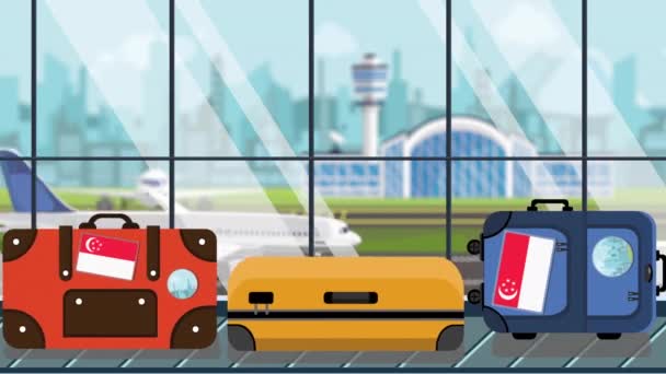 空港の手荷物カルーセルにシンガポール国旗のステッカーが貼ったスーツケース、クローズアップ。シンガポールの観光関連ループ可能な漫画のアニメーション — ストック動画