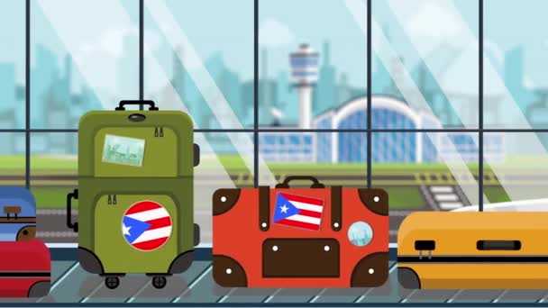 空港の手荷物カルーセルにプエルトリコの旗のステッカーが貼ったスーツケース、クローズアップ。観光関連のループ可能な漫画のアニメーション — ストック動画