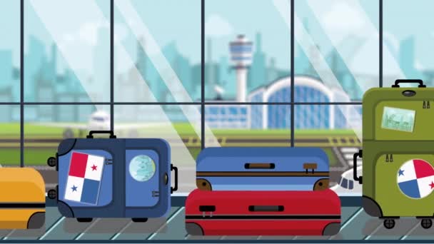 Bagages avec autocollants du drapeau panaméen sur le carrousel à bagages à l'aéroport, gros plan. Tourisme au Panama liée animation de bande dessinée bouclable — Video