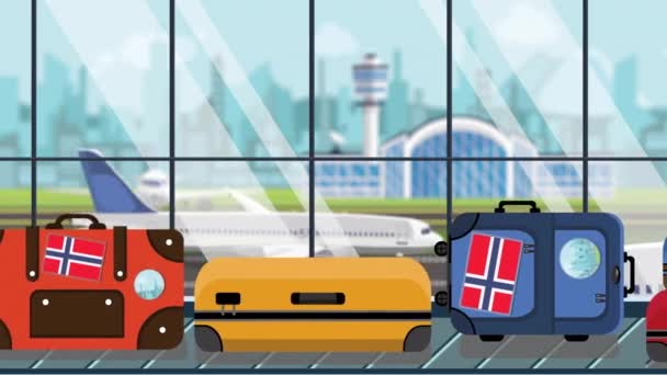 Bagage met Noorse vlag stickers op Bagage carrousel in luchthaven, close-up. Toerisme in Noorwegen gerelateerde loop bare cartoon animatie — Stockvideo