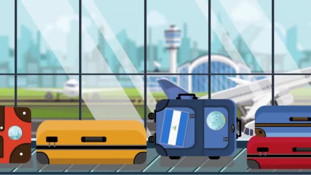 Αποσκευές με αυτοκόλλητα σημαίας Νικαράγουα σε καρουσέλ αποσκευών στο αεροδρόμιο, κοντινό. Ταξίδι στη Νικαράγουα σχετικά loopable κινούμενα σχέδια κινουμένων σχεδίων — Αρχείο Βίντεο