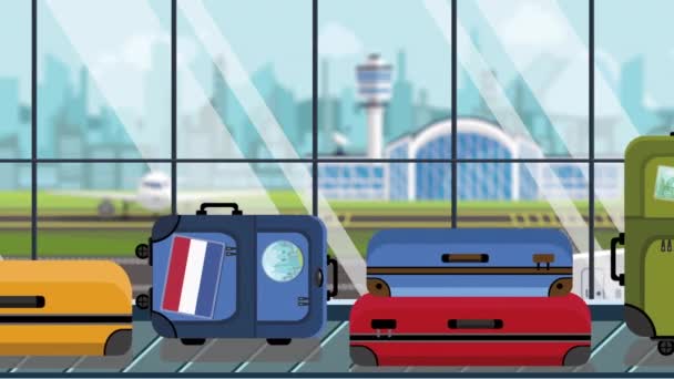 Bagaglio con adesivi bandiera Paesi Bassi sulla giostra in aeroporto, primo piano. Animazione dei cartoni animati loop legati al viaggio — Video Stock