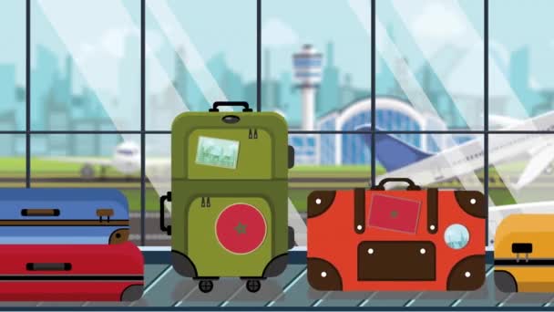 Koffers met Marokko vlag stickers op Bagage carrousel in luchthaven, close-up. Marokkaans toerisme gerelateerde loop bare cartoon animatie — Stockvideo