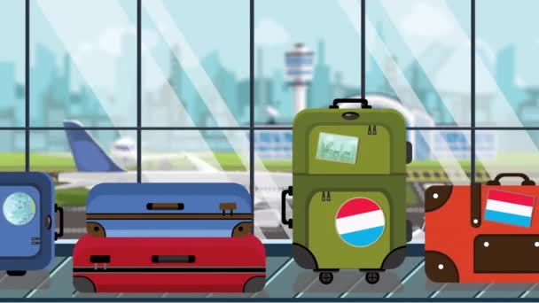 Валізи з Люксембурзьким прапором, наклейки на каруселі багажу в аеропорту, Крупний план. Туризм у Люксембурзі пов'язані з іншими мультиплікаційними анімаціями — стокове відео