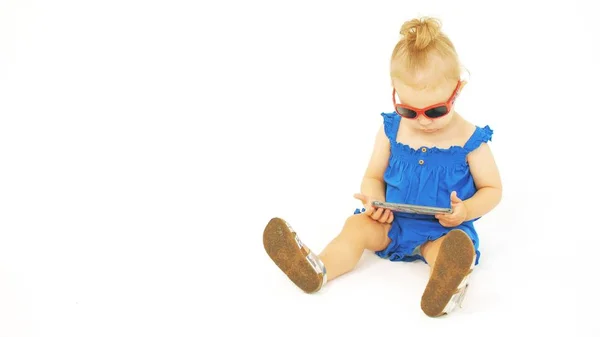 Menina séria usando óculos de sol assistir filme ou desenho animado em um smartphone moderno — Fotografia de Stock