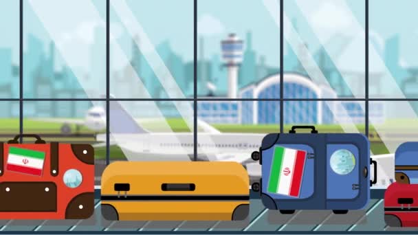 空港の手荷物カルーセルにイラン国旗のステッカーが貼ったスーツケース、クローズアップ。イラン関連のループ可能な漫画のアニメーションへの旅行 — ストック動画