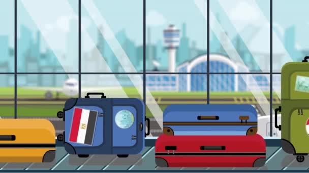 Koffers met Egyptische vlag stickers op Bagage carrousel in luchthaven, close-up. Reis naar Egypte gerelateerde loop bare cartoon animatie — Stockvideo