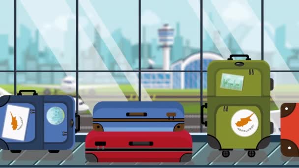 空港の手荷物カルーセルにキプロスの旗のステッカーが貼ったスーツケース、クローズアップ。キプロス関連のループ可能な漫画のアニメーションの観光 — ストック動画