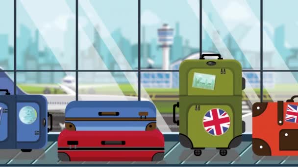 Koffers met Britse vlag stickers op Bagage carrousel in luchthaven, close-up. Britse toerisme gerelateerde loop bare cartoon animatie — Stockvideo